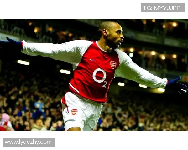 龅牙足球明星的传奇故事与他在绿茵场上的辉煌成就揭秘